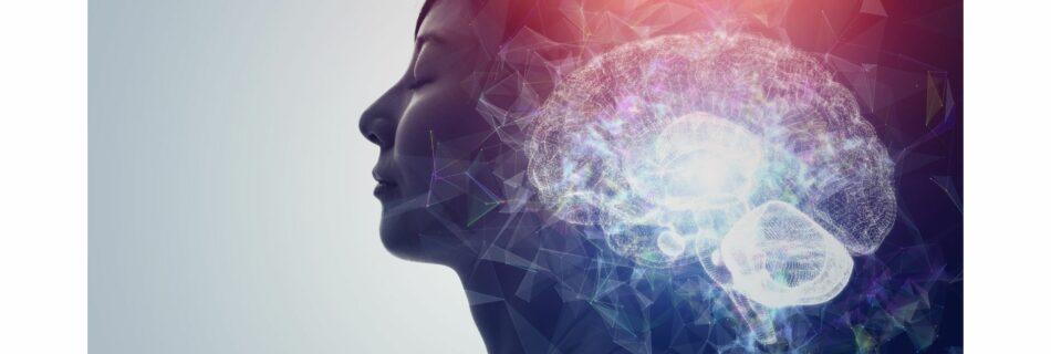 montage photo: de profil d'une femme dans la tête est visible son cerveau et ses rouages, connexions, comme un nuage