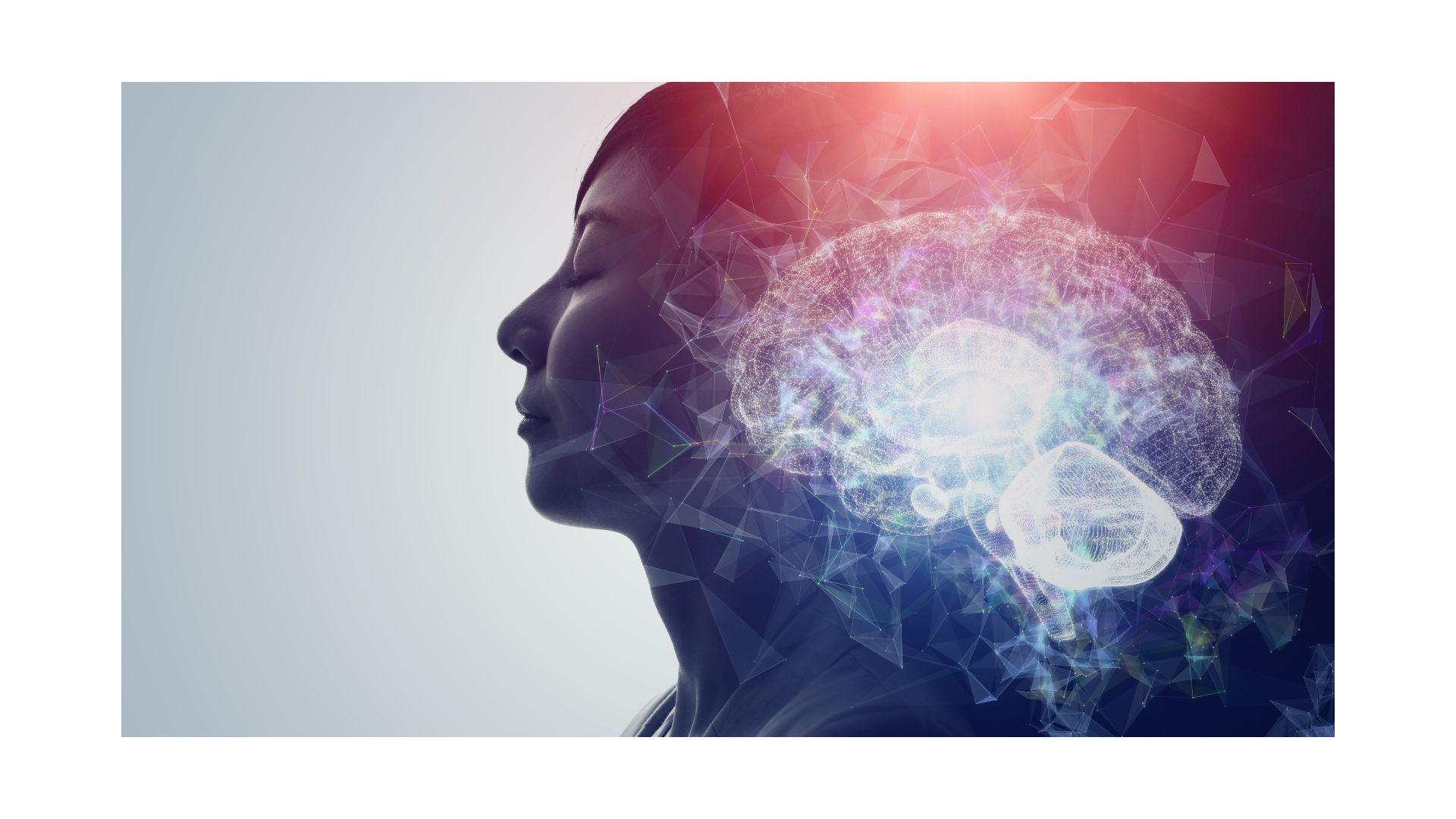 montage photo: de profil d'une femme dans la tête est visible son cerveau et ses rouages, connexions, comme un nuage